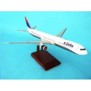  Daron G11810 Delta Air Lines B767  400 Toys & Games