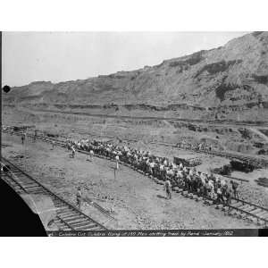  1912 photo Culebra Cut, Culebra. Gang of 150 men shifting 