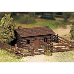    Bachmann 45982 Plasticville Log Cabin w/Fence Kit Toys & Games