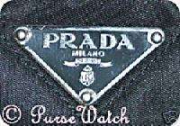 Prada Logo Futter  meist schwarz, das Wort „Prada“ mit Ornament 